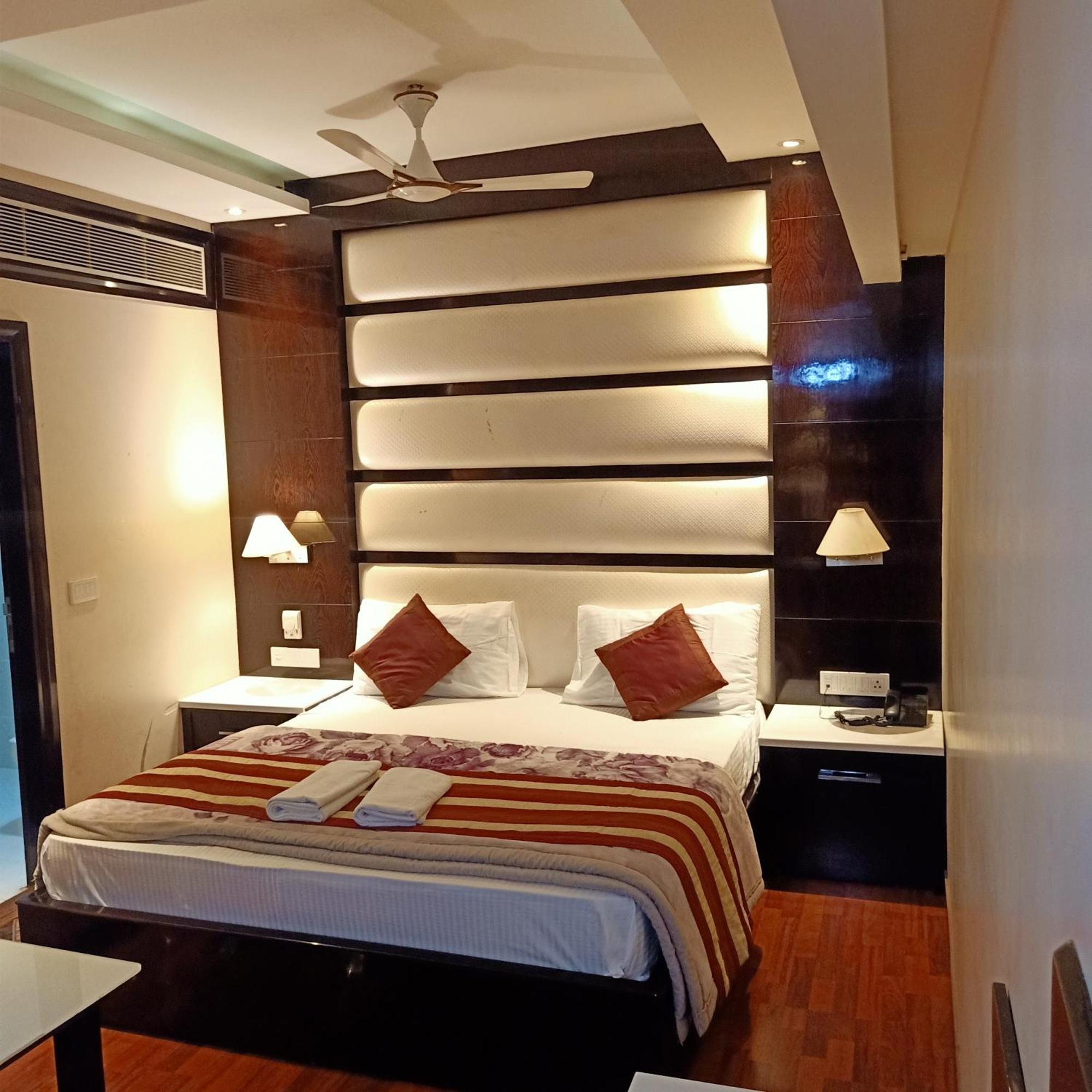 Hotel Geet Deluxe Нью-Делі Екстер'єр фото